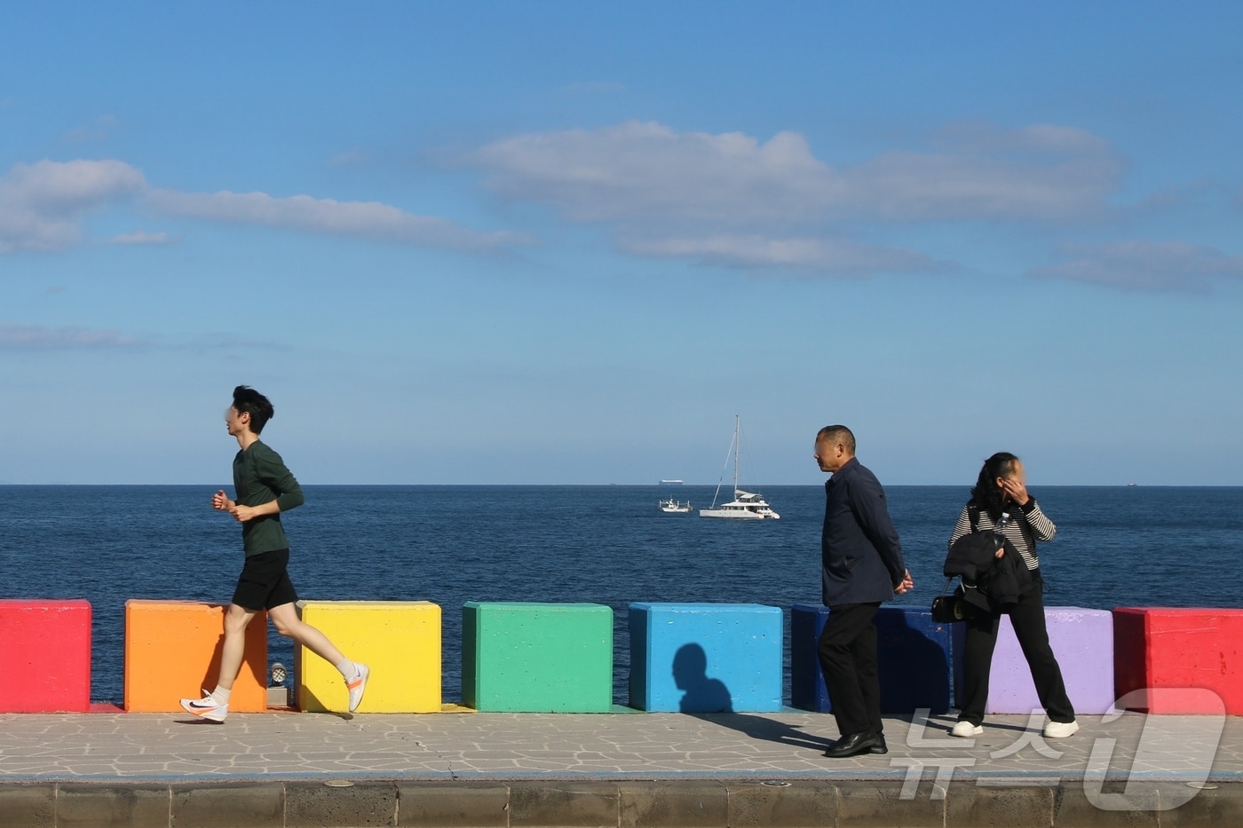 청명한 날씨를 보인 22일 제주시 도두1동 무지개해안도로에서 시민들이 산책을 하고 있다. 이날 제주도의 낮 기온은 15~18도를 기록했다. 2025.11.22/뉴스1 ⓒ News1 홍수영 기자