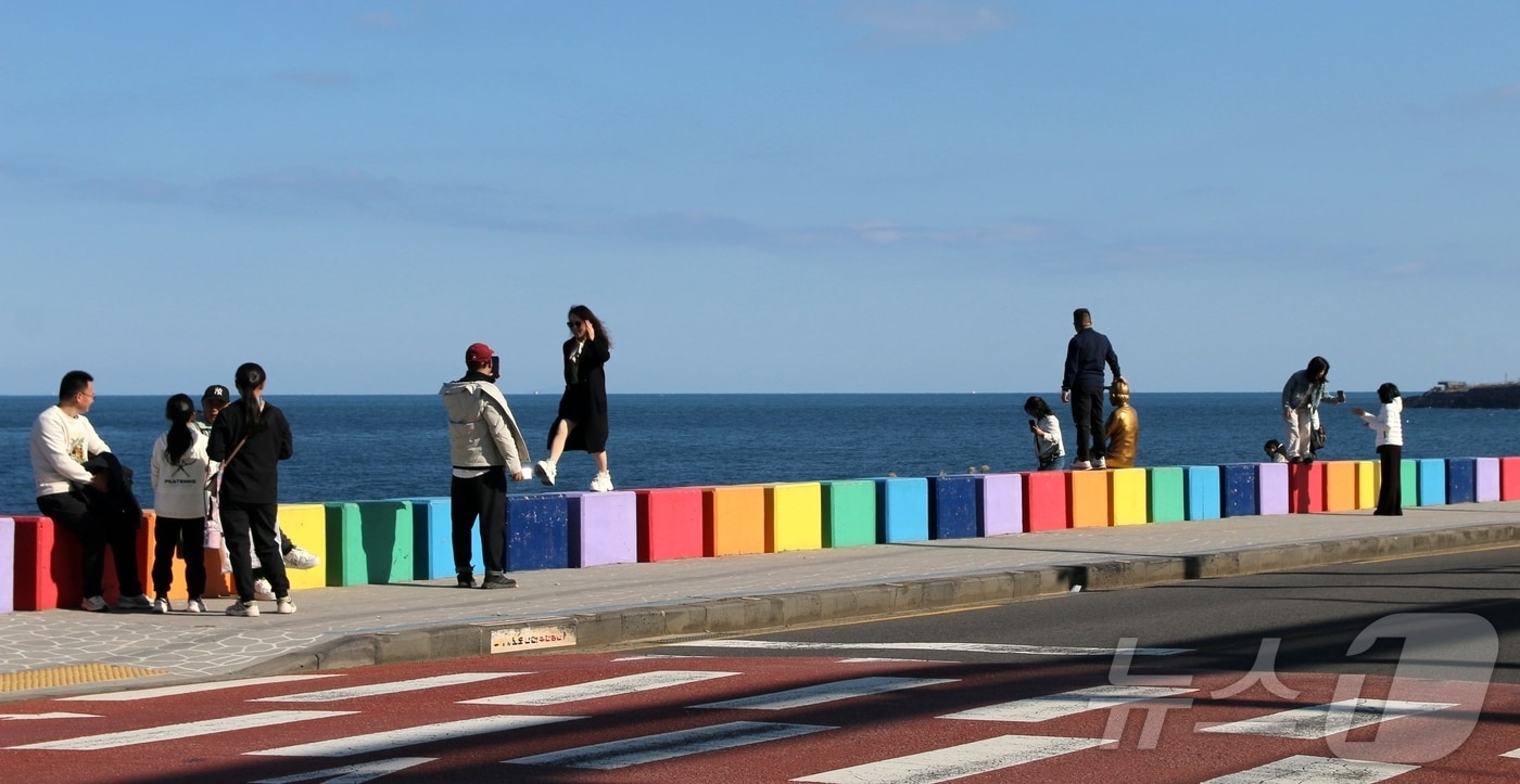 제주시 도두1동 무지개해안도로에서 시민들이 즐거운 시간을 보내고 있다. 2025.11.22/뉴스1 ⓒ News1 홍수영 기자