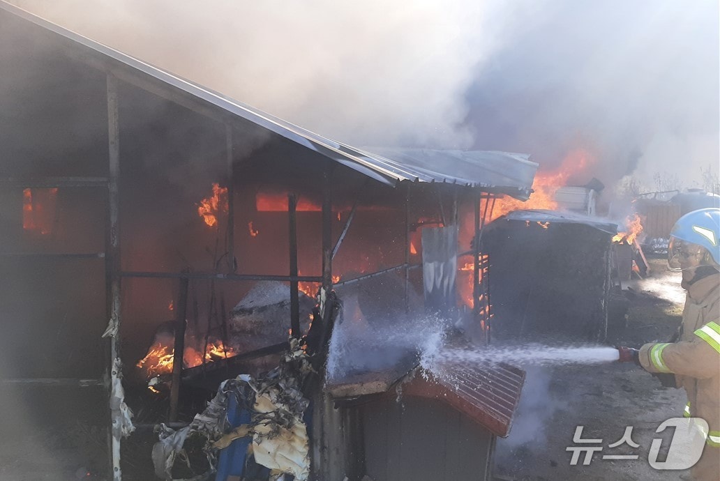 21일 오전 11시 4분쯤 영주시 봉현면 두산리 단독주택에서 전기적 요인으로 인해 발생한 것으로 추정되는 화재가 발생해 출동한 소방관이 진화작업을 하고 있다. (경북소방본부 제공. 재판매 및 DB금지)/뉴스1