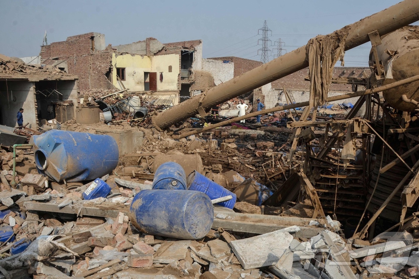 21일(현지시간) 파키스탄 파이살라바드의 한 접착제 공장에서 보일러 폭발 사고가 발생한 뒤 구조대원들이 생존자를 수색하고 있다. 2025.11.21. ⓒ AFP=뉴스1 ⓒ News1 윤다정 기자