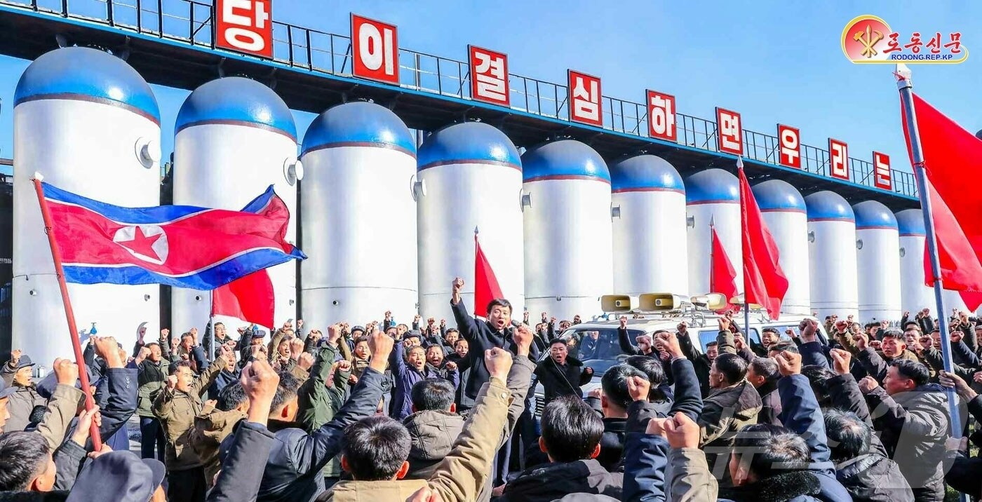 &#40;평양 노동신문=뉴스1&#41; = 북한 노동당 기관지 노동신문은 23일 &#34;강원도 인민들의 열화와 같은 애국 충성과 불굴의 개척 정신, 자력의 의지와 무진한 힘이 온 나라를 고무하고 있다＂고 선전했다. 사진은 흥남비료련합기업소. [국내에서만 사용가능. 재배포 금지. DB 금지. For Use Only in the Republic of Korea. Redistribution Prohibited] rodongphoto@news1.kr