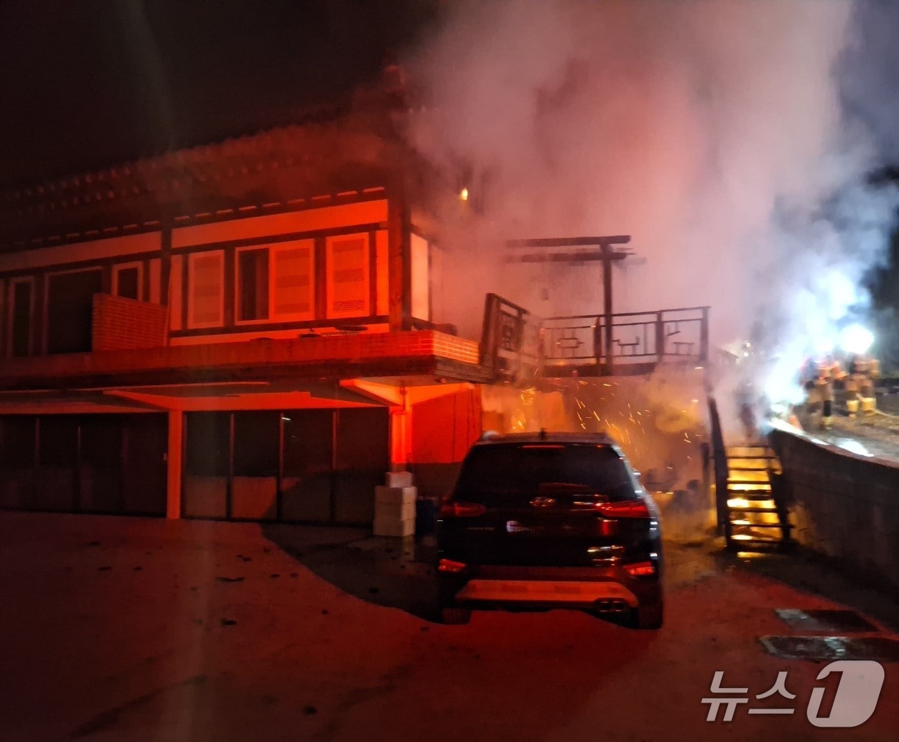 23일 오전 1시 21분쯤 경북 경주 하동의 한 펜션에서 원인을 알 수 없는 불이 나 소방 당국이 진화하고 있다. (경북소방안전본부 제공. 재판매 및 DB 금지) 2025.11.23/뉴스1