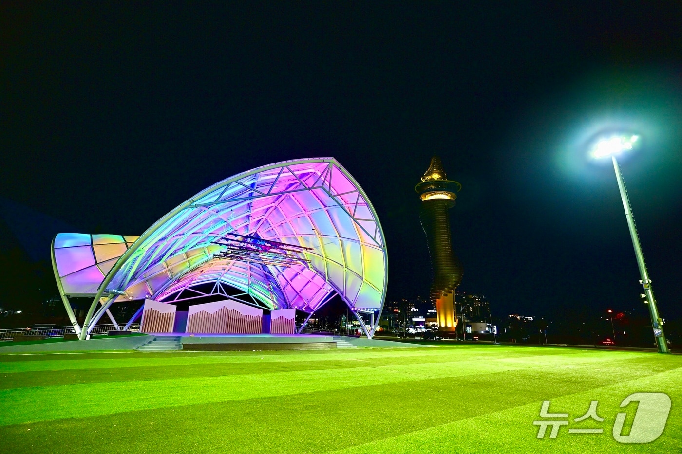 강원 속초시 엑스포 잔디광장 공연시설.(속초시 제공, 재판매 및 DB금지)