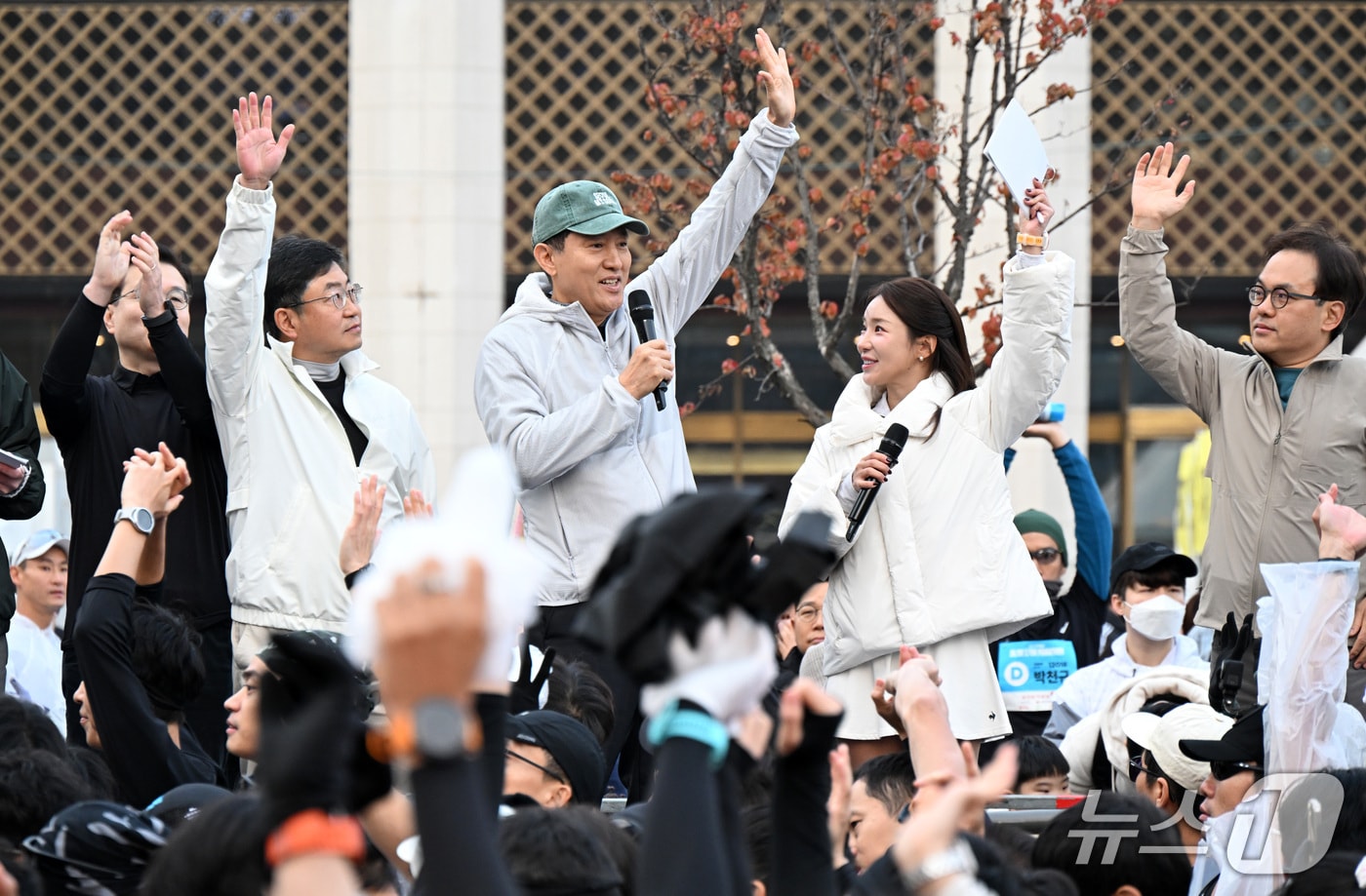 오세훈 서울시장이 23일 &#39;2025 YTN 서울투어 마라톤&#39; 출발식에서 인사말 하고 있다.