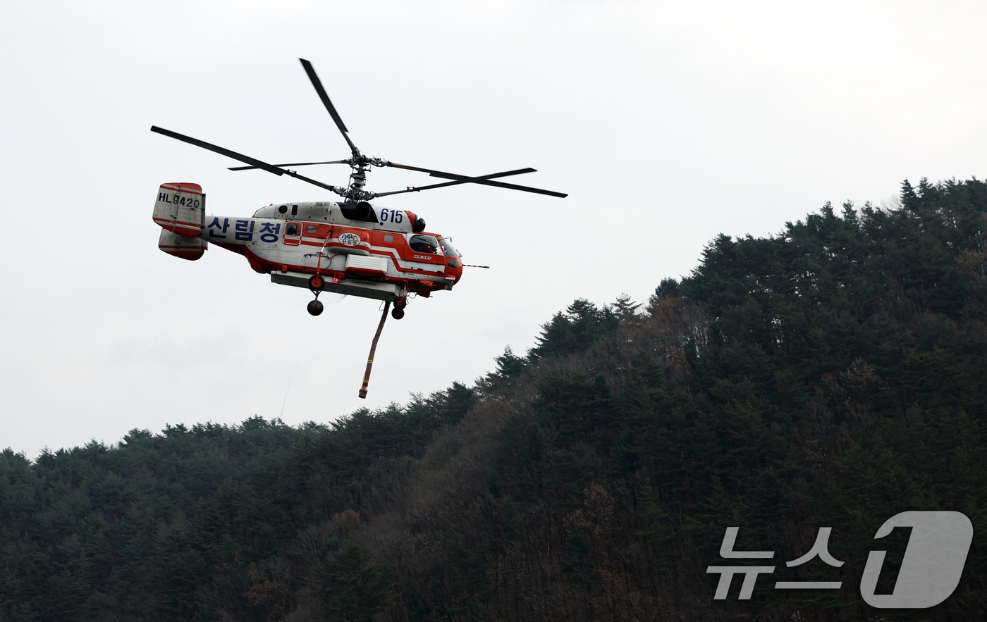 산불 진화에 나선 산림청 산불전문진화헬기. (뉴스1 자료, 재판매 및 DB금지)