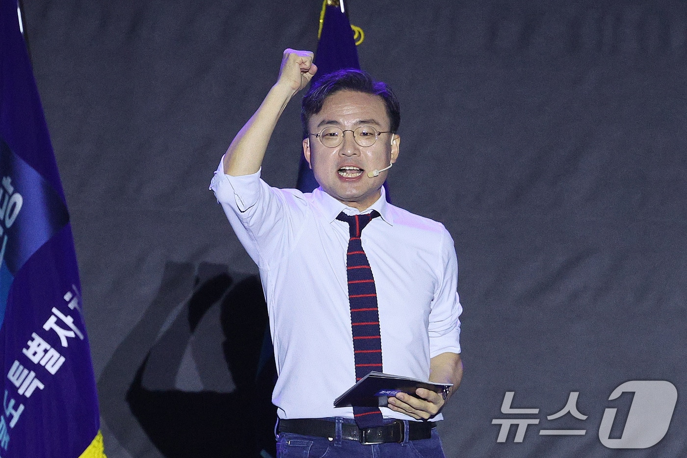 신장식 조국혁신당 최고위원 후보가 23일 충북 청주시 오스코에서 열린 조국혁신당 전국당원대회에서 정견 발표를 하고 있다. 2025.11.23/뉴스1 ⓒ News1 신웅수 기자