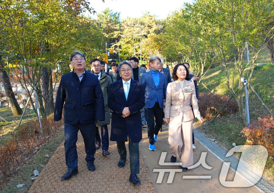 강기정 광주시장이 21일 서구 백석산 일원에서 열린 &#39;마륵근린공원 개장식&#39;에 참여해 참석자들과 산책길을 걷고 있다.&#40;광주시 제공. 재판매 및 DB 금지&#41; ⓒ News1