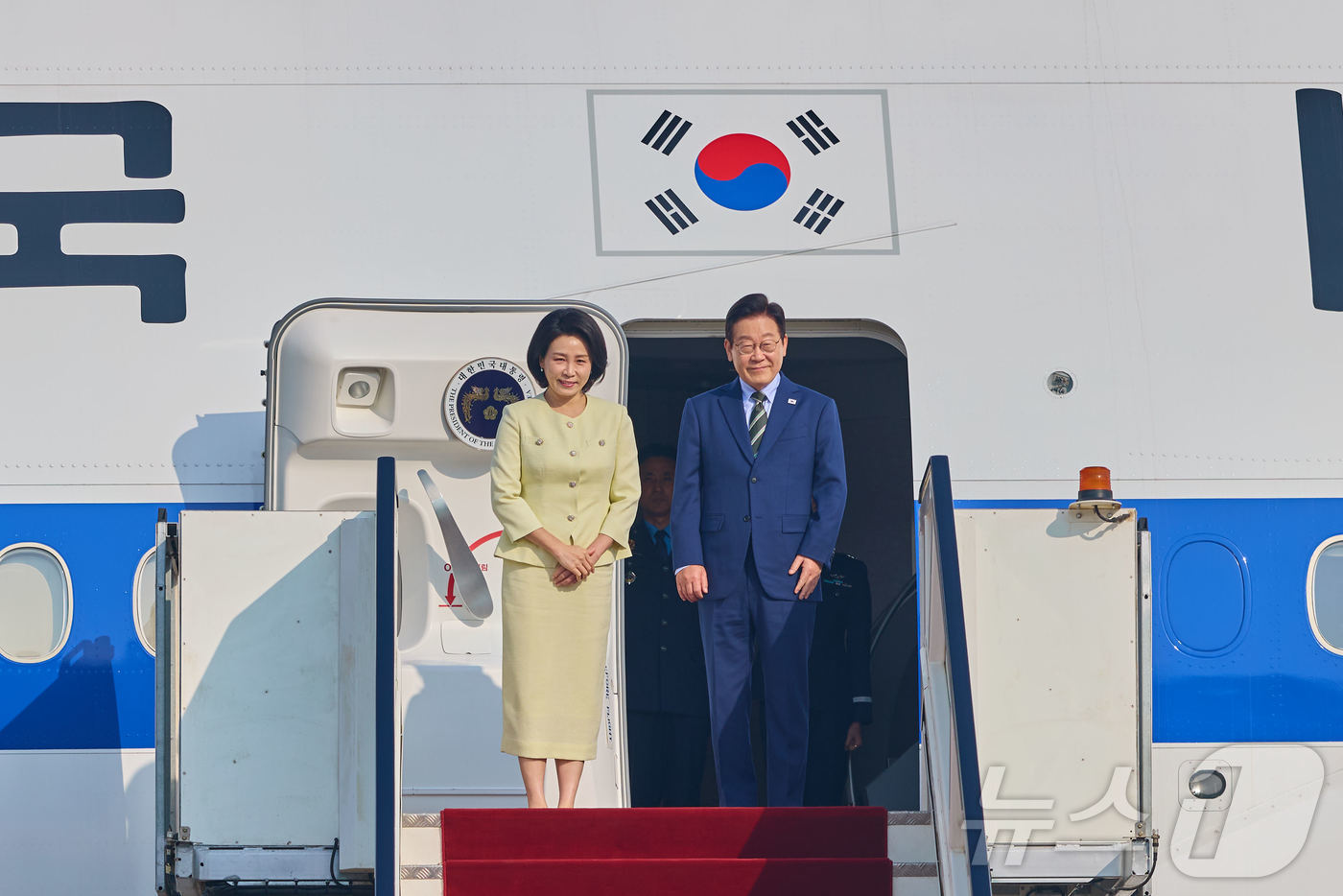 이집트 공식 방문 일정을 마친 이재명 대통령과 김혜경 여사가 21일(현지 시간) 카이로 국제공항에서 남아프리카공화국 요하네스버그로 출발하기 위해 공군 1호기에 탑승해 인사하고 있다. (대통령실 제공. 재판매 및 DB 금지) 2025.11.23/뉴스1 ⓒ News1 이재명 기자