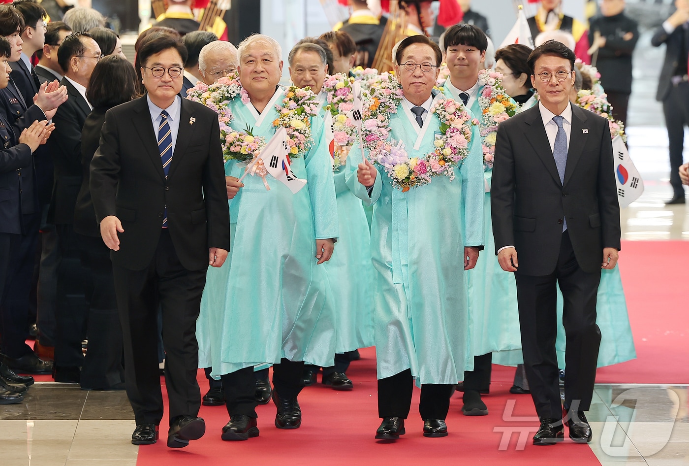김민석 국무총리와 우원식 국회의장(오른쪽)이 23일 오후 서울 강서구 김포공항 국제선 청사 입국장에서 열린 '대한민국임시정부 요인 환국 재현' 행사에서 임시정부 요인 후손과 도열한 의장대를 사열하고 있다. 2025.11.23/뉴스1 ⓒ News1 김진환 기자