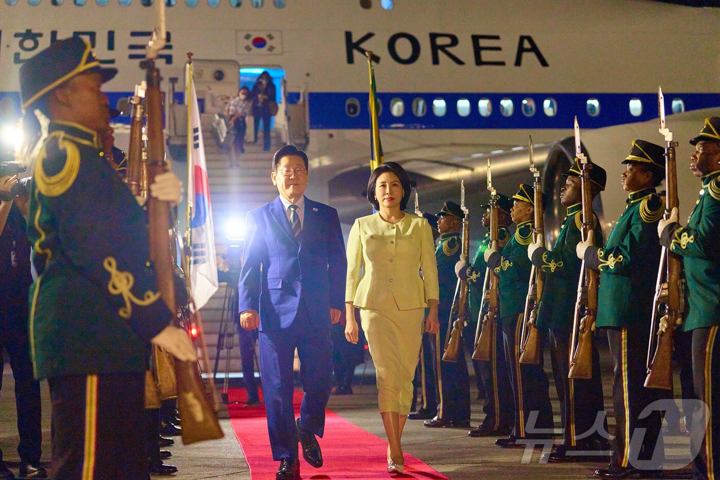 G20 정상회의에 참석하는 이재명 대통령과 김혜경 여사가 21일(현지시간) 남아프리카공화국 요하네스버그 O.R. 탐보 국제공항에 도착해 공군1호기에서 내려 이동하고 있다. (대통령실 제공. 재판매 및 DB 금지) 2025.11.23/뉴스1 ⓒ News1 이재명 기자