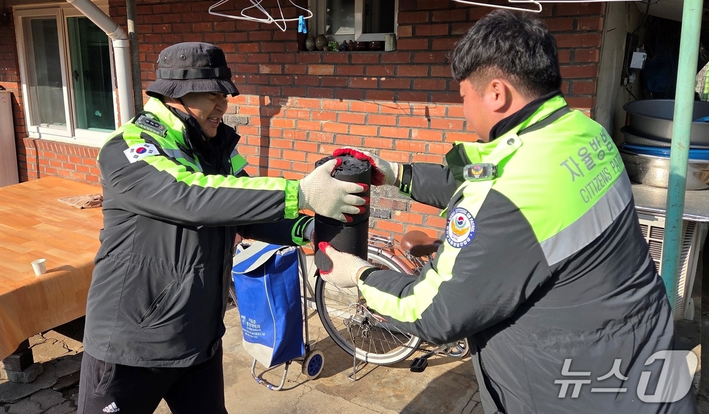 충북 진천 상산자율방범대가 23일 취약가구에 연탄 2000장을 전달했다.(진천군 제공, 재판매 및 DB금지)/뉴스1