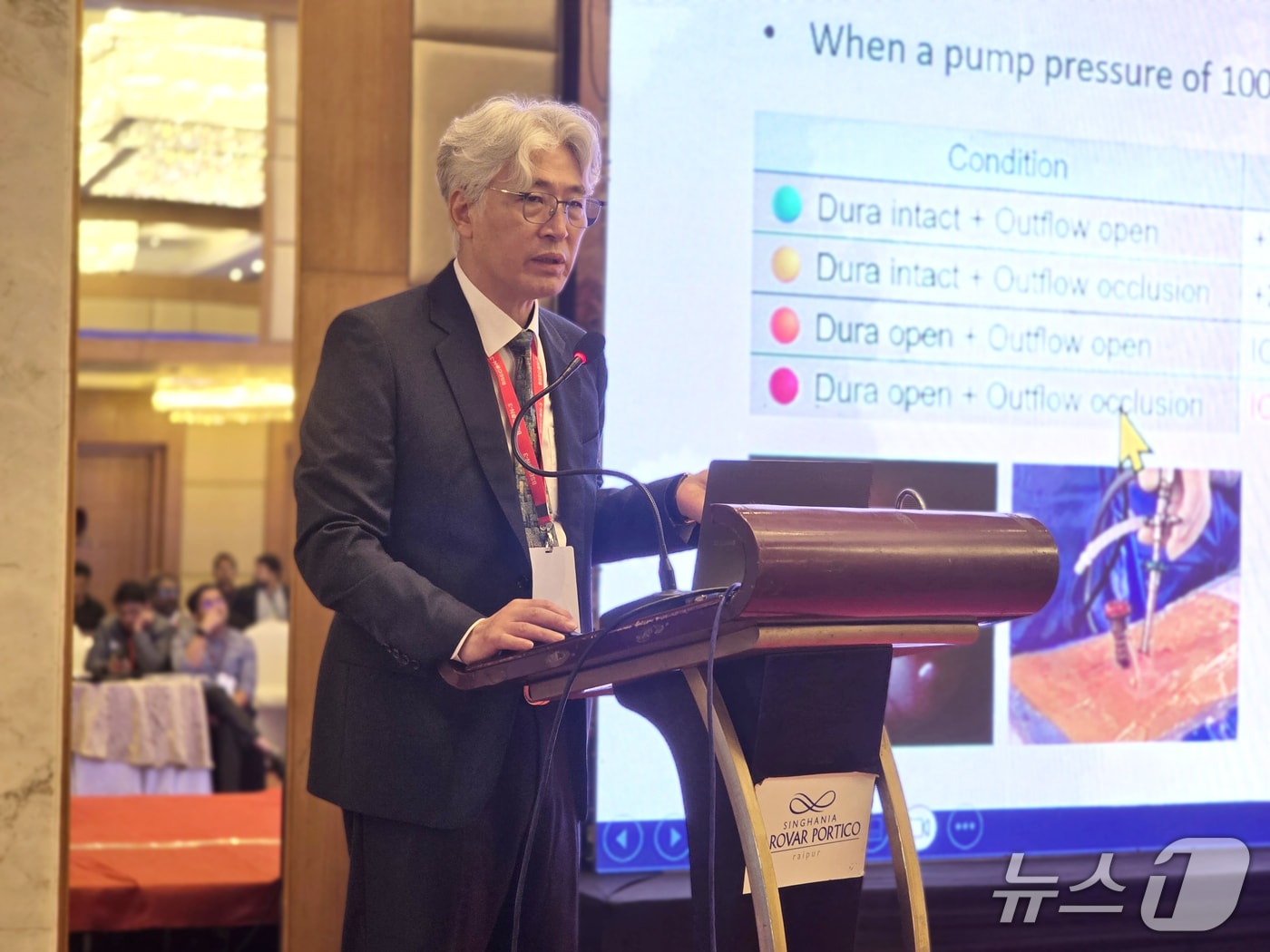 박철웅 대전우리병원장이 인도 라이푸르 국립의학연구소에서 열린 '2025 제3회 인도 양방향 척추 내시경 수술학회'에 참석해 강연하고 있다. (대전우리병원 제공, 재판매 및 DB금지) / 뉴스1