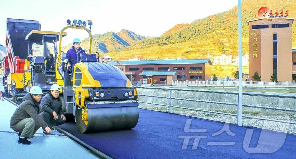&#40;평양 노동신문=뉴스1&#41; = 북한 노동당 기관지 노동신문은 24일 당의 국토관리정책 아래 자강도에서 여러 구간의 도로를 개건했다고 보도했다. [국내에서만 사용가능. 재배포 금지. DB 금지. For Use Only in the Republic of Korea. Redistribution Prohibited] rodongphoto@news1.kr