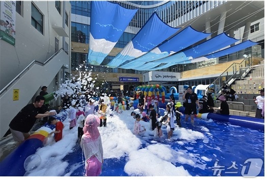 동래구의 지역 자원을 활용한 '빵야빵야 물놀이' 모습.(부산시 제공. 재판매 및 DB금지)