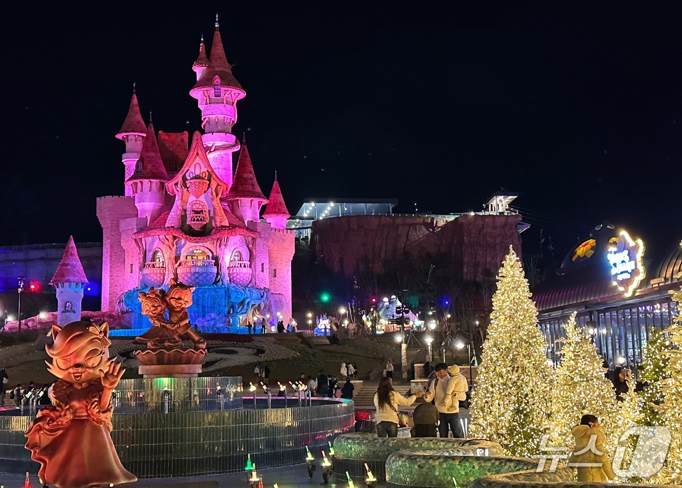 롯데월드 어드벤처 부산은 오는 29일부터 겨울 시즌 축제 '미라클 윈터 포레스트'를 선보인다고 24일 밝혔다. (롯데월드 어드벤처 부산 제공. 재판매 및 DB 금지)