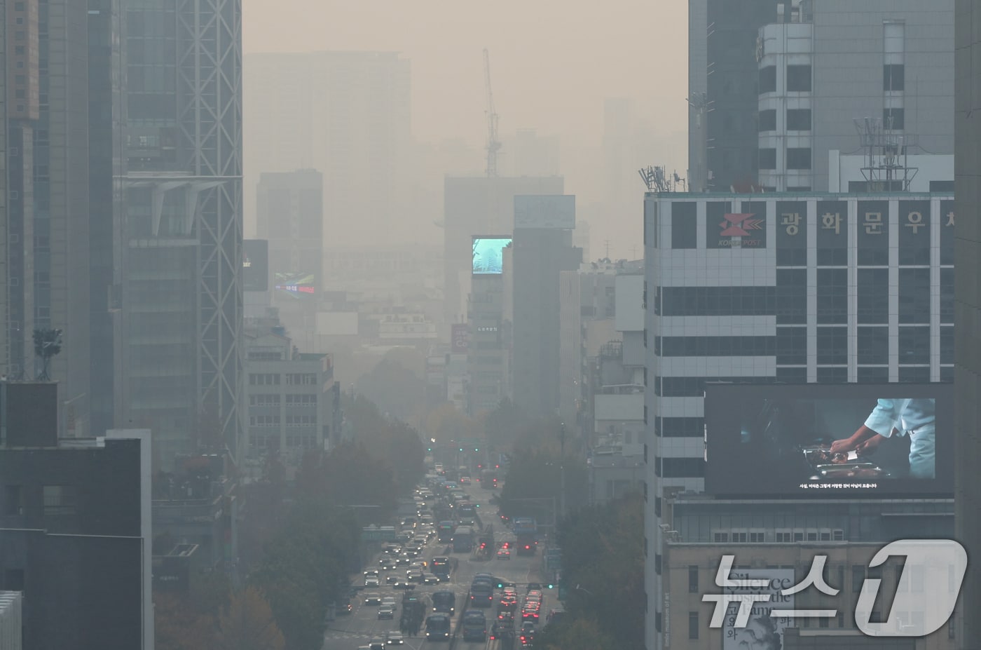 서울 등 수도권 지역의 초미세먼지 농도가 나쁨 수준을 보인 24일 서울 종로구 서울시교육청에서 바라본 도심이 뿌옇게 보이고 있다. 2025.11.24/뉴스1 ⓒ News1 이호윤 기자