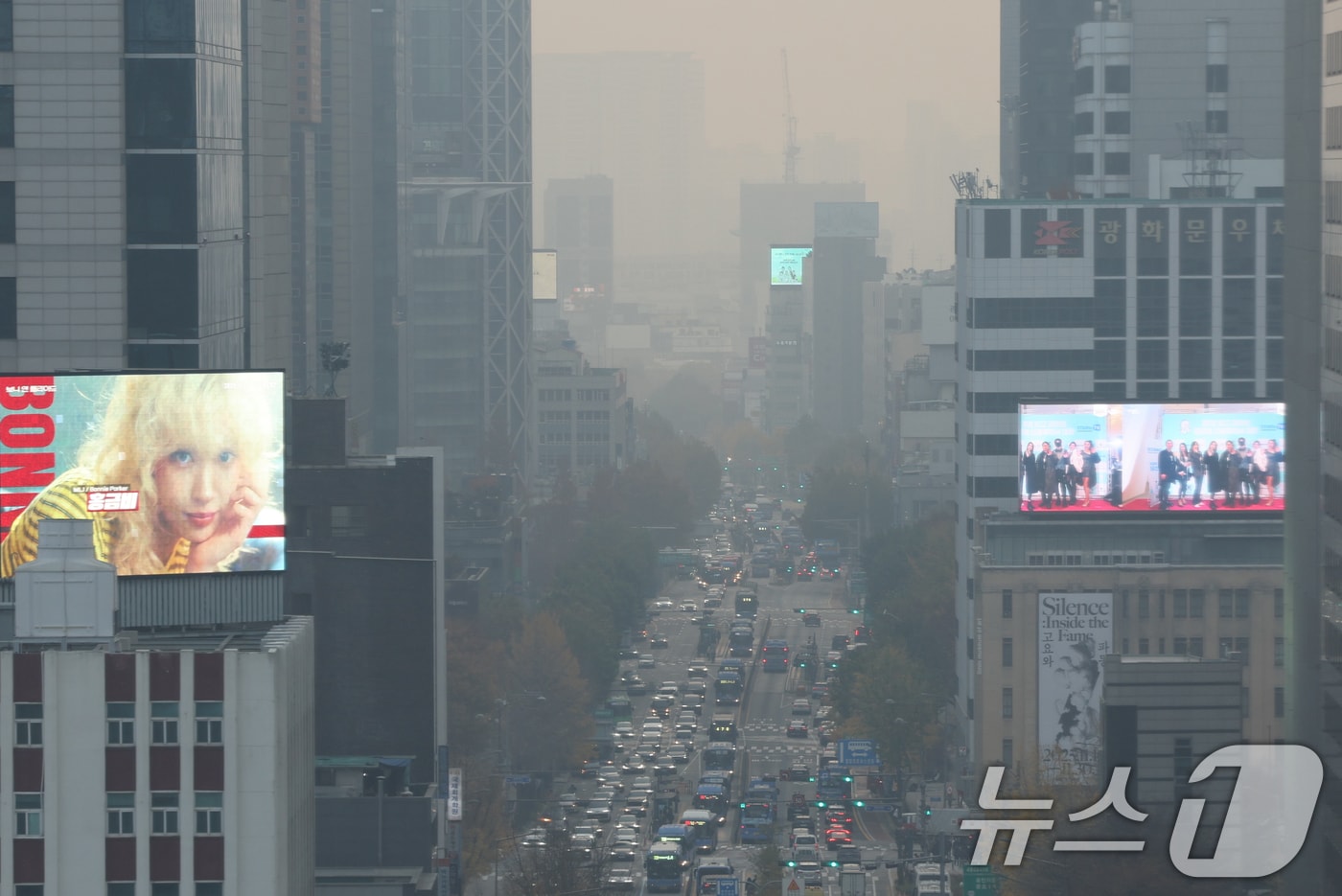 서울 등 수도권 지역의 초미세먼지 농도가 나쁨 수준을 보인 24일 서울 종로구 서울시교육청에서 바라본 도심이 뿌옇게 보이고 있다. 2025.11.24/뉴스1 ⓒ News1 이호윤 기자
