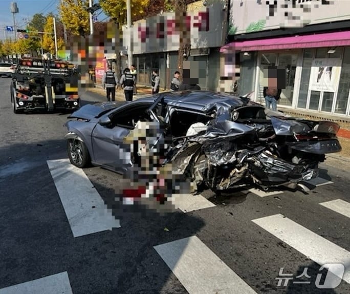 23일 오전 11시21분쯤 경북 구미시 원평동 산업로 교차로에서 택시와 승용차가 충돌, 차량이 형체를 알아볼 수 없을 정도로 부숴졌다.(경북소방본부 제공 재판매 및 DB 금지)2025.11.24/뉴스1