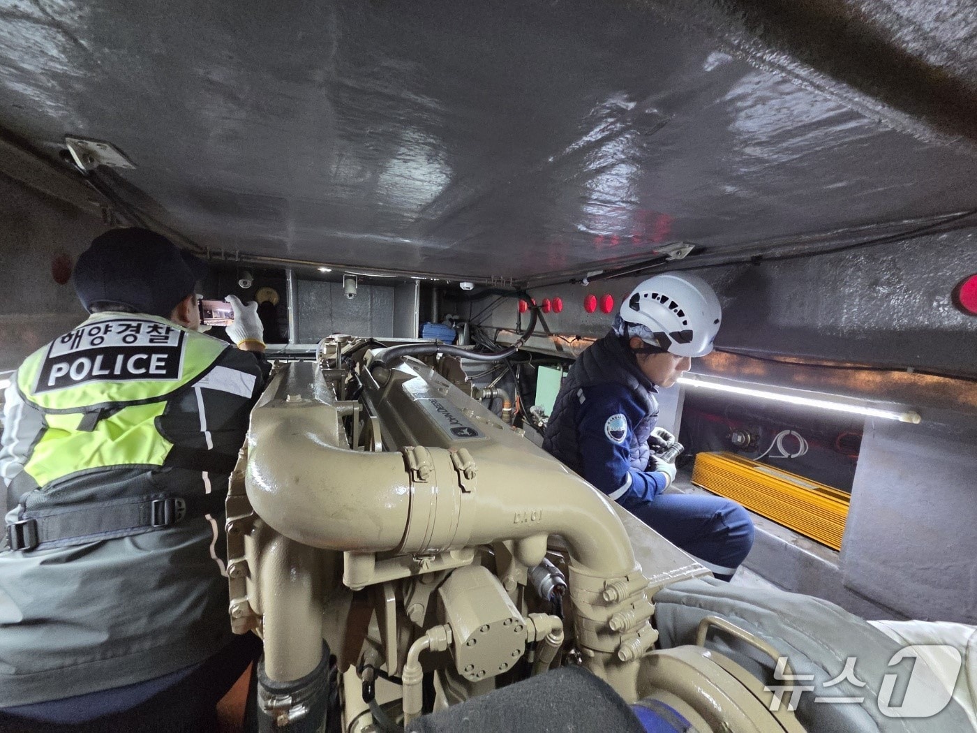 보령해경 관계자들이 겨울철 낚시 어선 합동점검을 진행하고 있다. (보령해경 제공, 재판매 및 DB금지) / 뉴스1