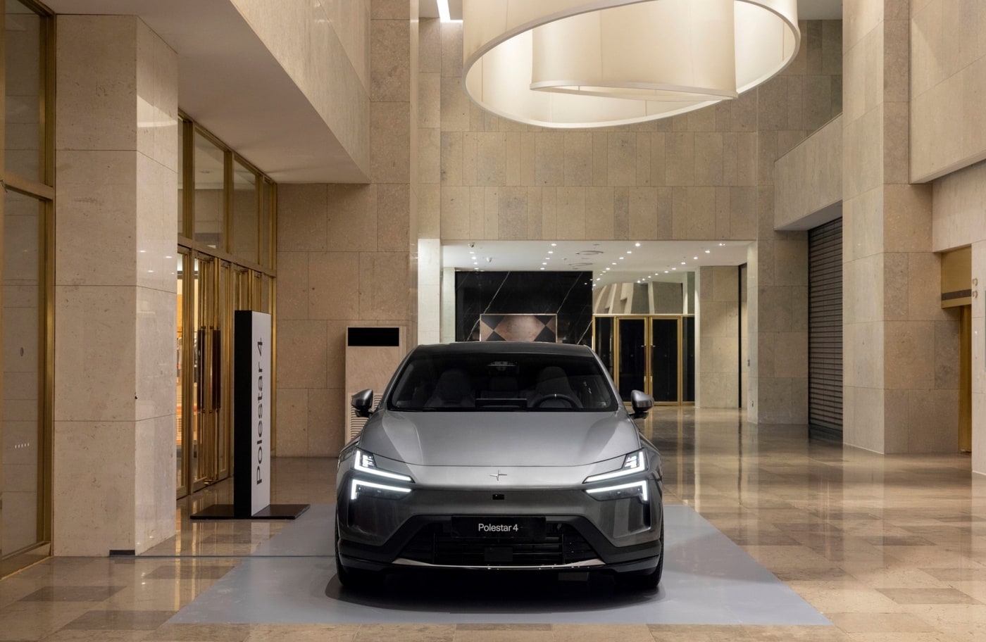 대전 신세계백화점 아트 앤 사이언스&#40;Art & Science&#41; 1층 게이트 3 앞에 전시된 폴스타의 중형 전기 SUV &#39;폴스타 4&#39;의 모습&#40;자료사진. 폴스타코리아 제공&#41;. 2025.11.24.