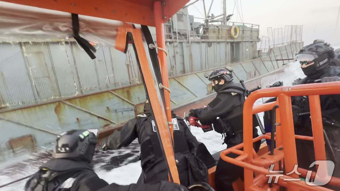 단속 접근을 위해 와이어를 자르고 있는 해양경찰(중부지방해양경찰청 서해5도특별경비단 제공/뉴스1)