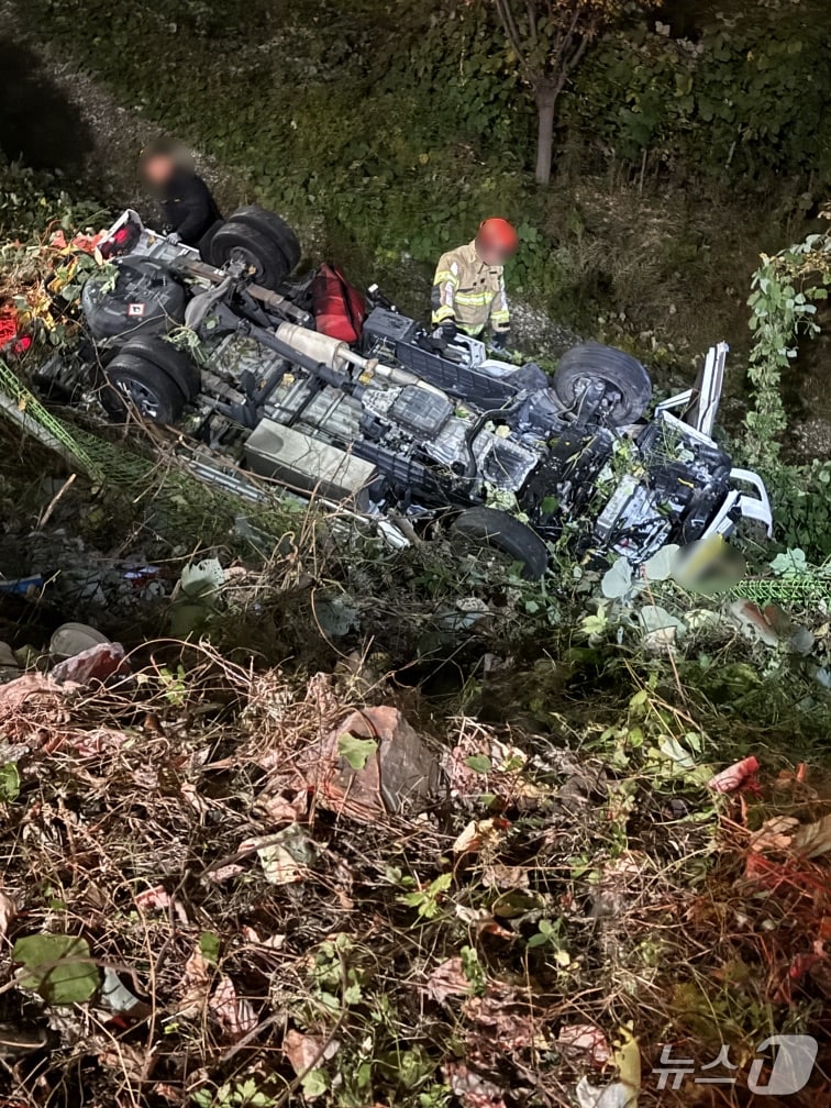 부산 기장군 기장읍 도로서 화물차량 사고 후 7m 아래로 추락했다.(기장경찰서 제공. 재판매 및 DB금지)
