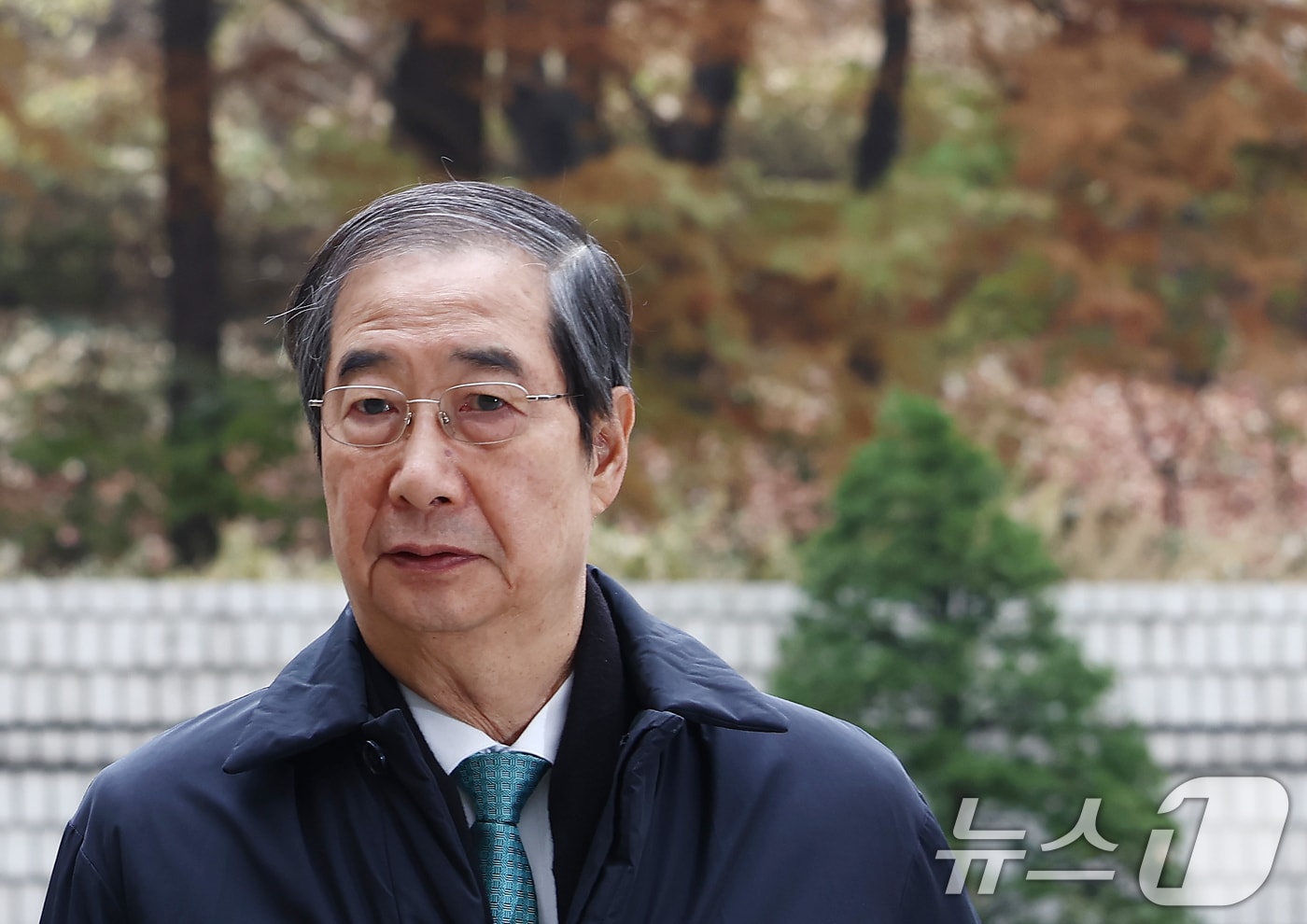 윤석열 전 대통령의 12·3 비상계엄을 적극적으로 말리지 않은 혐의로 재판에 넘겨진 한덕수 전 국무총리가 24일 오전 서울 서초구 서울중앙지방법원에서 열린 내란 우두머리 방조, 내란 중요임무 종사 등 혐의 사건 속행 공판에 출석하고 있다. 2025.11.24/뉴스1 ⓒ News1 김민지 기자