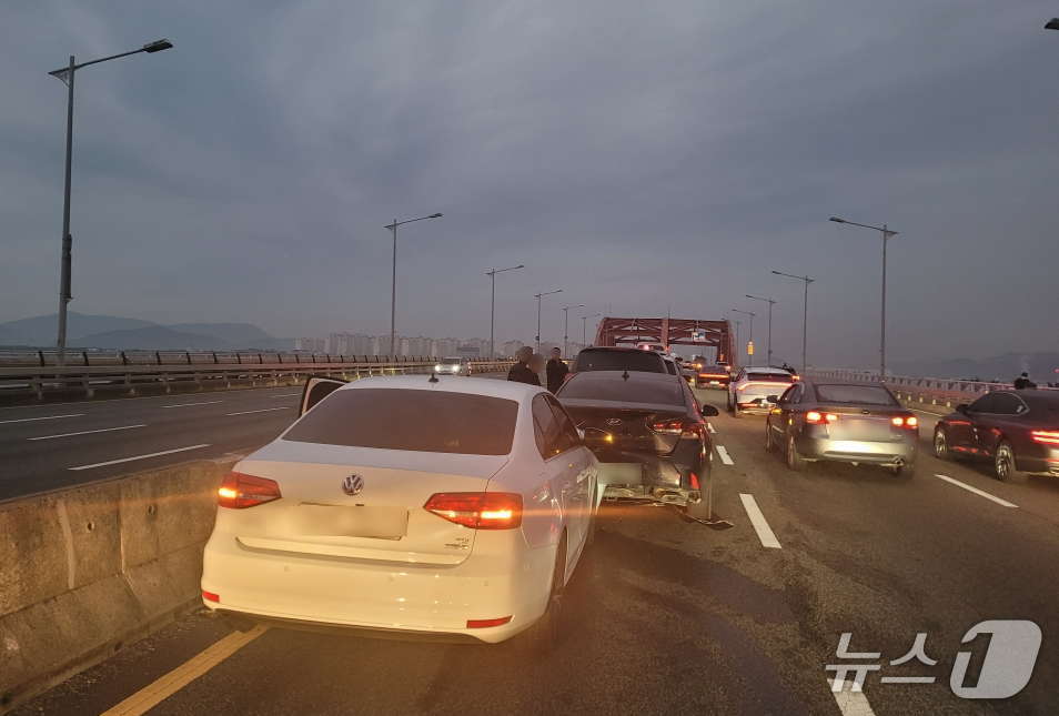 24일 오전 6시35분께 일어난 부산 강서구 신호대교 4중 추돌사고 현장 모습 (경찰 제공. 재판매 및 DB금지)