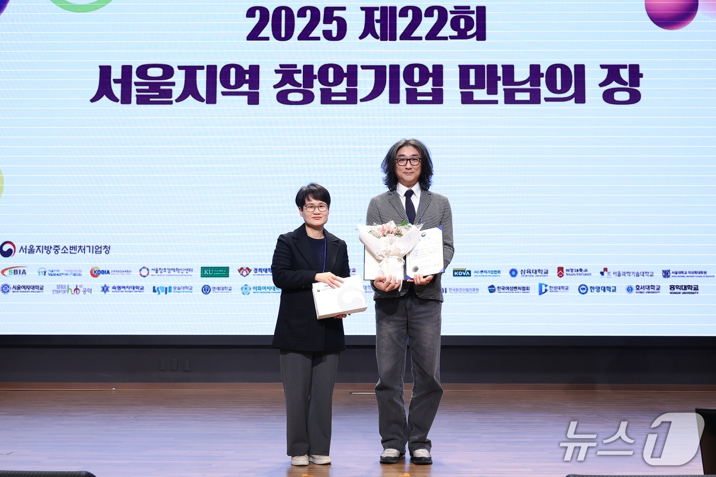 숭실대학교 창업지원단 보육기업 ㈜와이비즈가 '제22회 서울지역 창업기업 만남의 장'에서 서울지방중소벤처기업청장 표창을 받았다.(숭실대 제공)