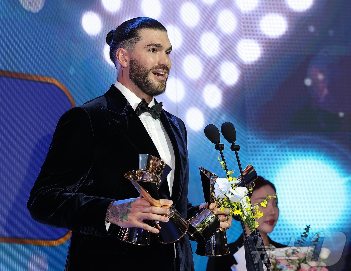 24일 오후 서울 송파구 잠실 롯데월드 호텔에서 열린 프로야구 '2025 신한 SOL 뱅크 KBO리그' 시상식에서 투수 부문 평균자책점, 승리, 탈삼진, 승룰상을 수상한 한화 외국인 투수 폰세가 수상 소감을 말하고 있다. 2025.11.24/뉴스1 ⓒ News1 김진환 기자