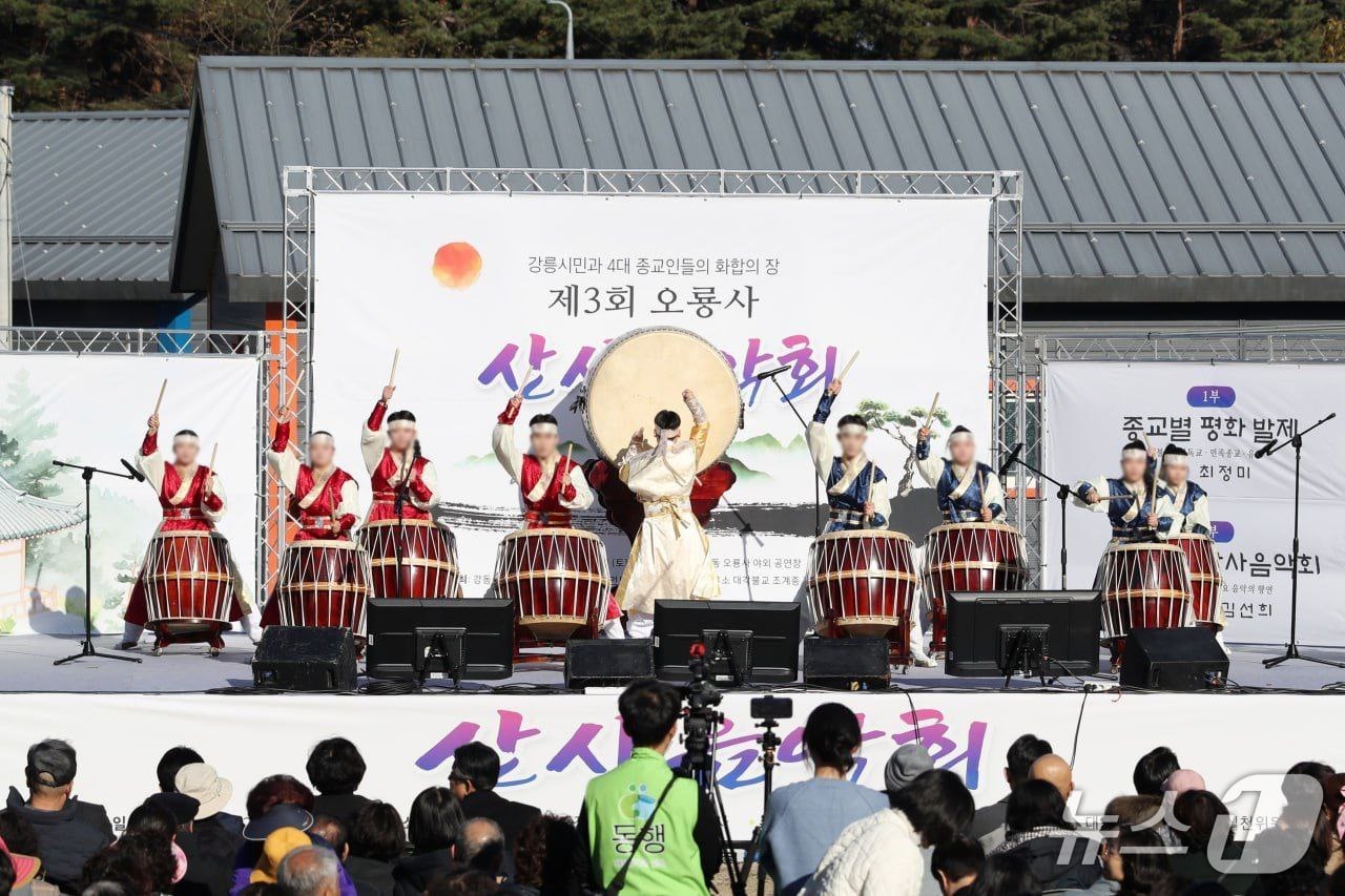 지난 22일 대각불교조계종 강릉 오룡사 평화를 위한 산사 문화제 2부 산사음악회에서 우현 스님이 공연하고 있다.(강릉 오룡사 제공, 재판매 및 DB 금지) 2025.11.24/뉴스1