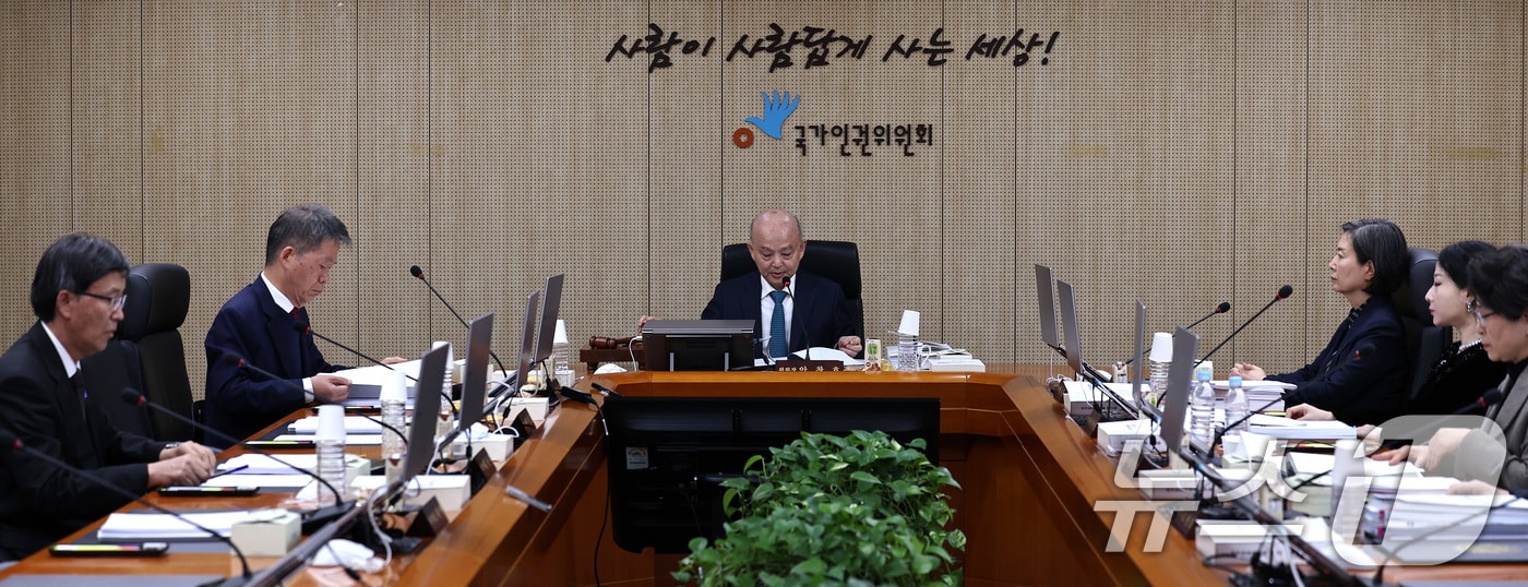 안창호 국가인권위원장이 24일 오후 서울 중구 인권위원회에서 제21차 전원위원회를 주재하고 있다. 2025.11.24 ⓒ 뉴스1 구윤성 기자