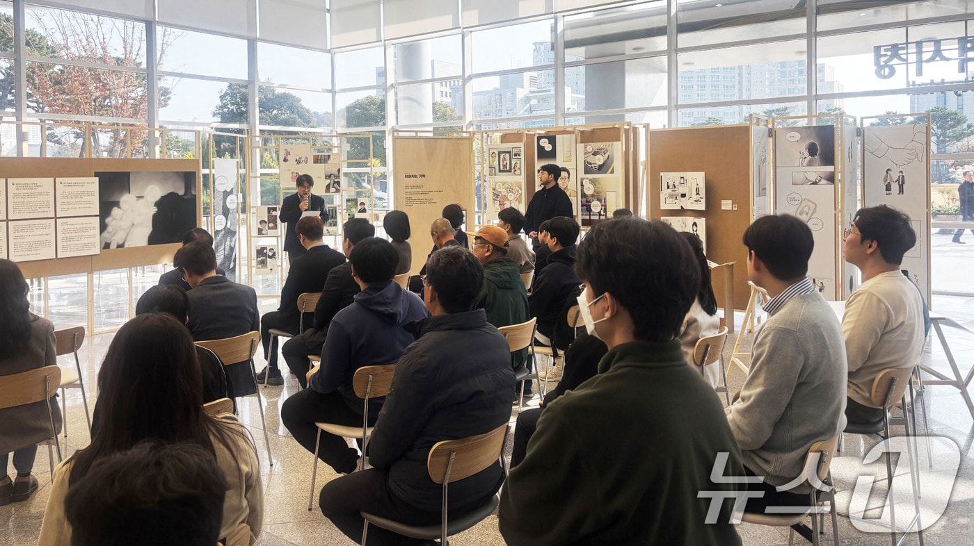 24일 광주시청 열린문화공간에서 사회적 참사 기억을 담은 전시회 &#39;고통의 곁, 곁의 고통&#39; 개막식이 열리고 있다.&#40;광주시 제공. 재판매 및 DB 금지&#41; 