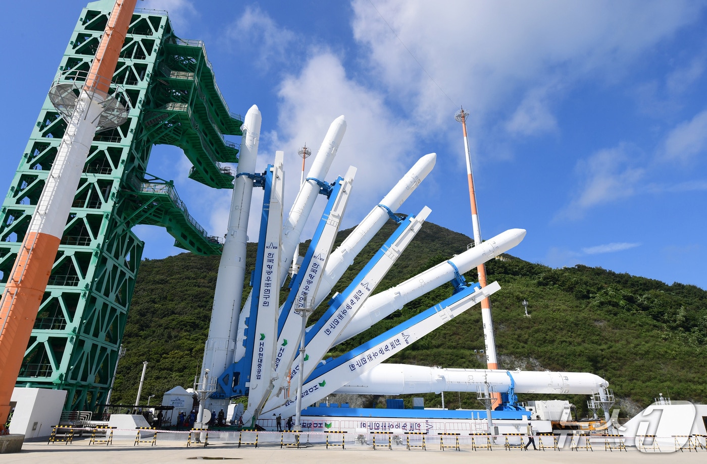 'D-2' 누리호 오늘 발사대에 우뚝 선다…27일 새벽 발사