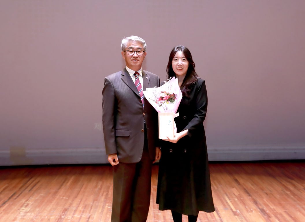 '2025 충주시 기업인의 날'에서 ㈜호호 강시내 대표가 유망청년기업 표창패를 수상하고 있다. (사진제공 = 충주시)