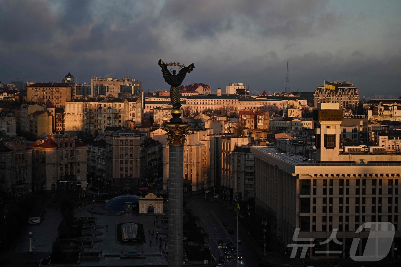 24일(현지시간) 우크라이나 전쟁 종식을 위한 미국의 평화 구상안이 논의되고 있는 상황에서 우크라이나 키이우 독립장에 해가 떠오르고 있다. 2025.11.24. ⓒ AFP=뉴스1 ⓒ News1 이정환 기자