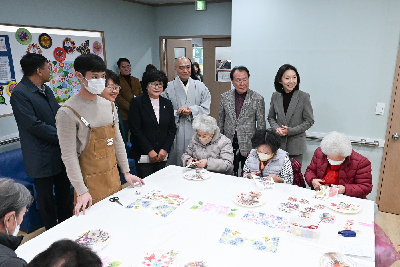 최호정 서울시의장이 어르신 돌봄시설 프로그램 둘러보고 있다.&#40;서울시의회 제공&#41;