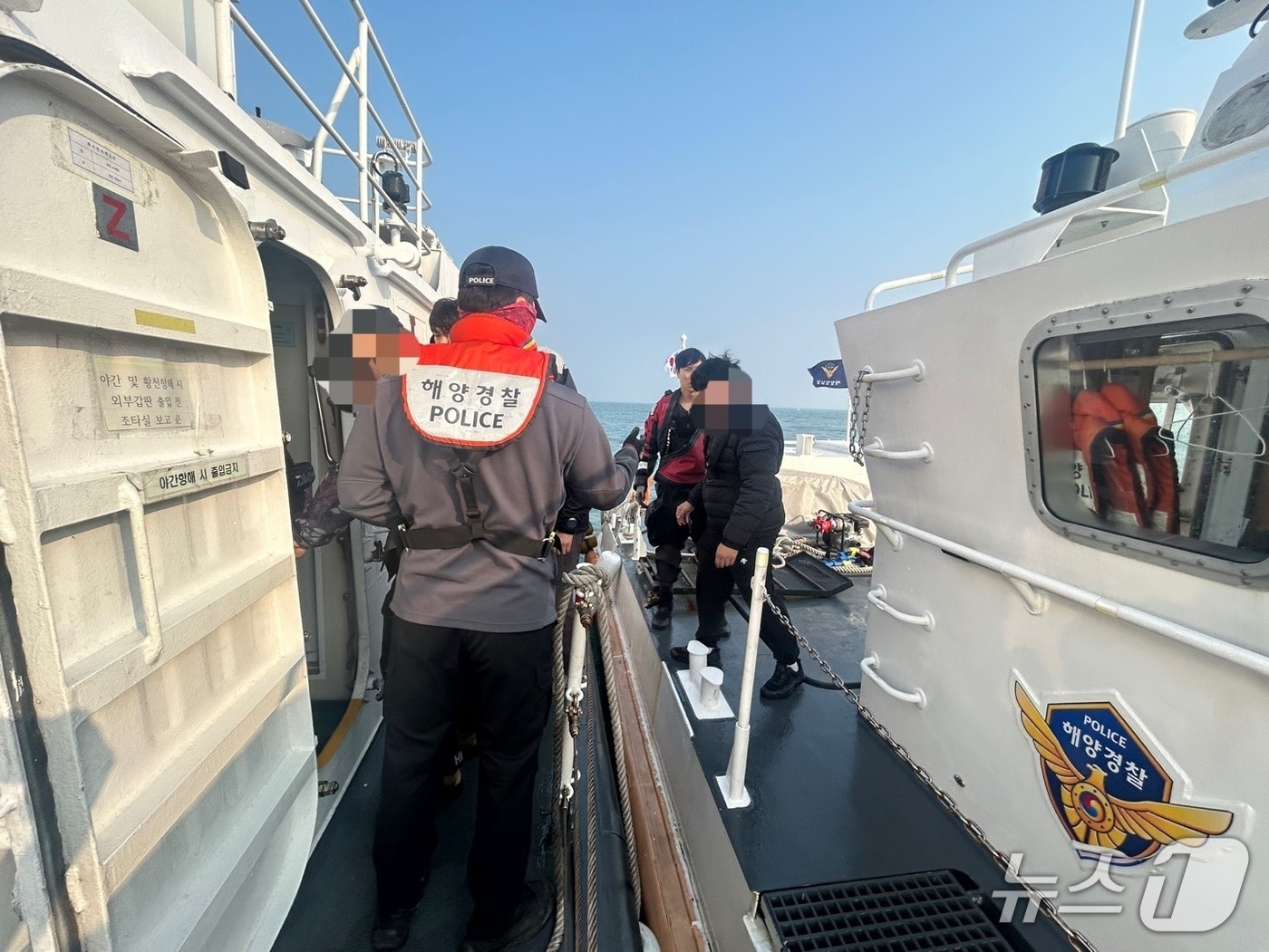 24일오후 1시 45분께 전북 부안군 왕등도 인근 해상에서 낚시 영업하던 선박이 침수돼 해경에 의해 구조됐다.(부안해양경찰서 제공. 재판매 및 DB금지)