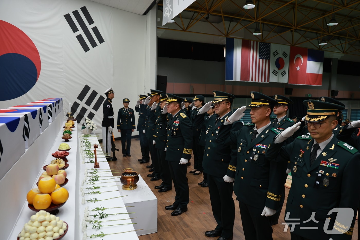 육군 제 36보병사단의 '2025년 6·25 전사자 발굴유해 합동 영결식'이 24일 강원 원주시에 위치한 사단의 백호강당에서 거행됐다. (육군 제36보병사단 제공. 재판매 및 DB금지) 2025.11.24/뉴스1