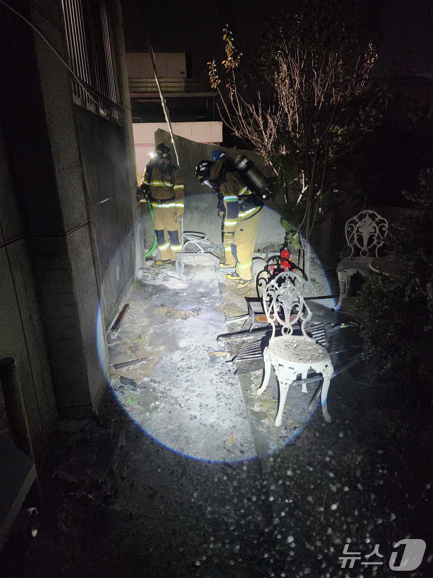 지난 24일 오후 8시 28분쯤 강원 춘천시 조양동 행정복지센터 인근 한 2층 주택에서 발생한 화재가 15분 만에 진화됐지만, 주택 세입자인 60대 남성이 부상을 입었다. &#40;강원도소방본부 제공. 재판매 및 DB금지&#41; 2025.11.25/뉴스1