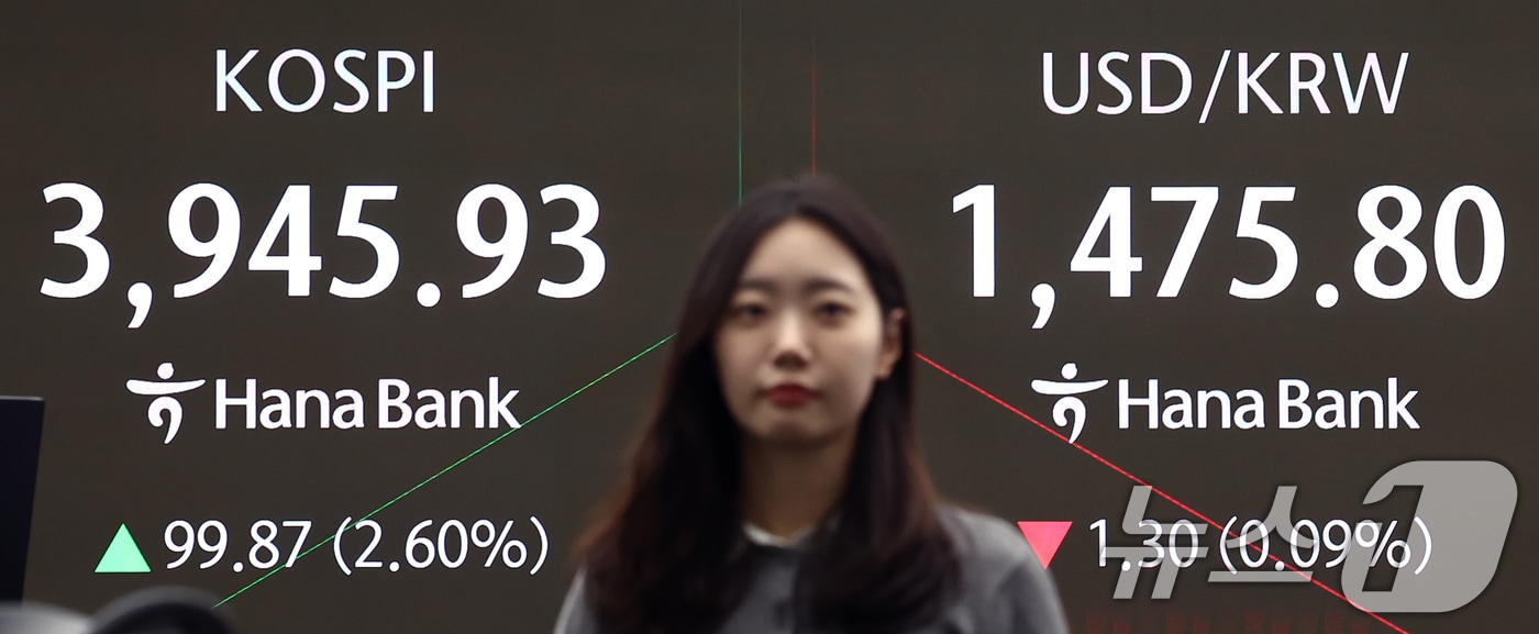 코스피가 상승 출발해 3940선을 회복한 25일 오전 서울 중구 하나은행 본점 딜링룸에서 코스피 관련 속보가 나오고 있다. 2025.11.25/뉴스1 ⓒ News1 김민지 기자