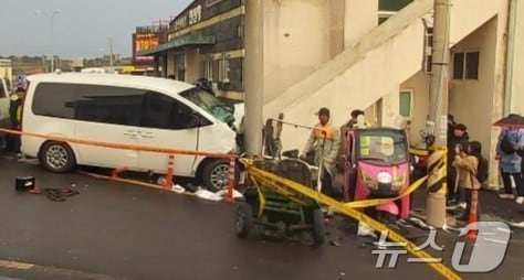 국립과학수사연구원 제주분원이 25일 제주경찰의 의뢰로 제주시 우도 천진항 인근에서 발생한 승합차 돌진사고 차량감식을 실시하고 있다. 지난 24일 발생한 이 사고로 현재 3명이 숨지고, 10명이 중경상을 입는 인명피해가 발생했다. 2025.11.25.(제주경찰청 제공. 재판매 및 DB 금지)/뉴스1 2025.11.25/뉴스1 ⓒ News1 강승남 기자