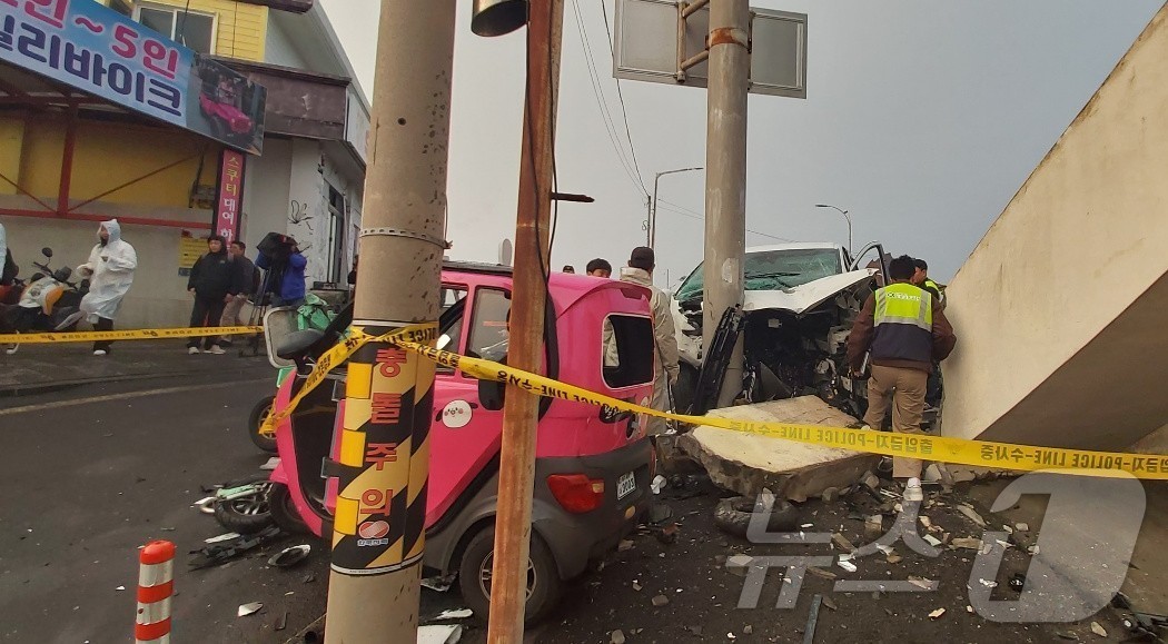 제주시 우도 천진항 인근에서 발생한 승합차 돌진사고 현장. 2025.11.25.(제주경찰청 제공. 재판매 및 DB 금지)/뉴스1 2025.11.25/뉴스1 ⓒ News1