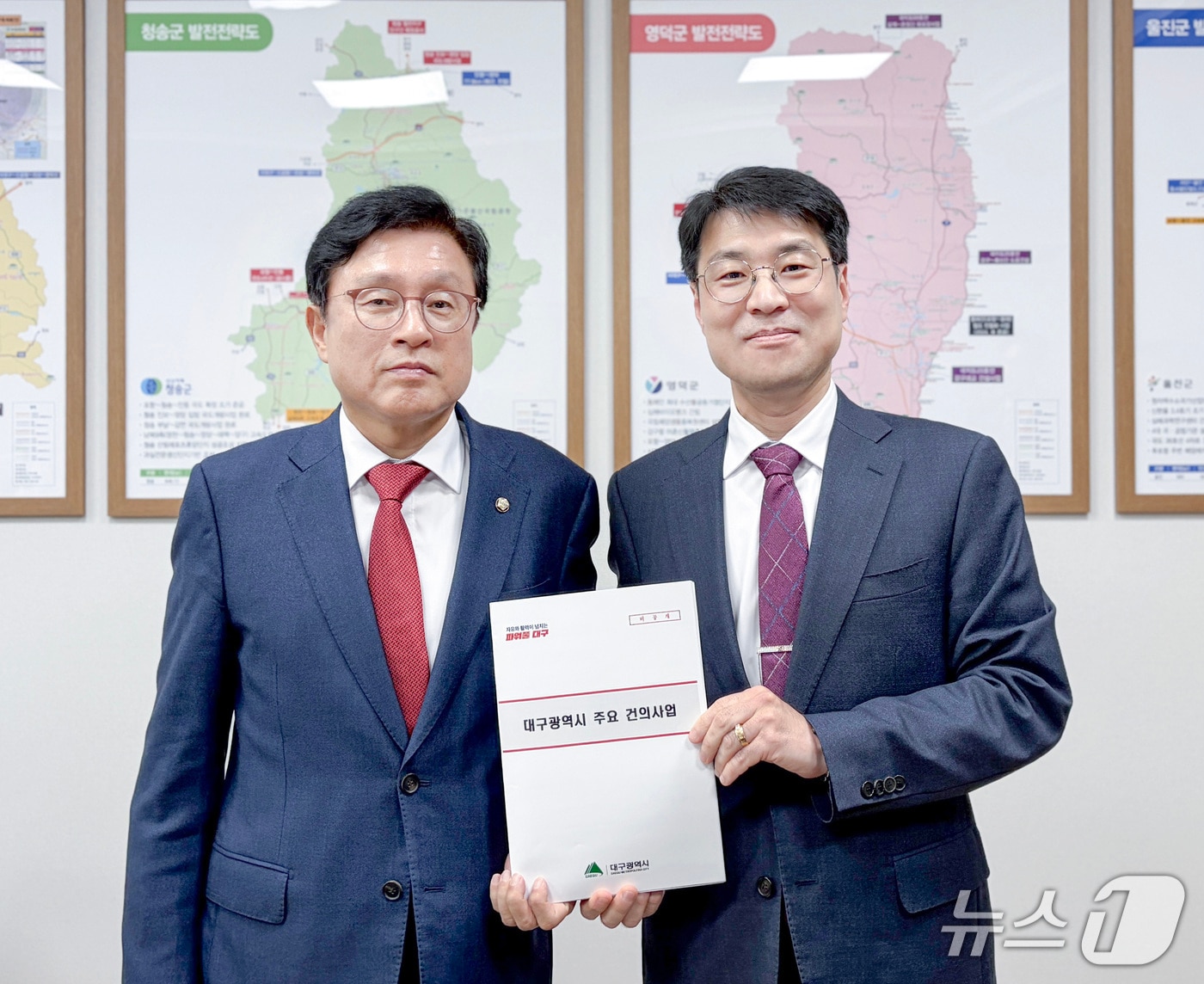 김정기 대구시장 권한대행(오른쪽)이 지난 24일 국회를 방문해 박형수 예산결산특별위원회 간사에게 TK신공항 등 현안 사업을 설명한 후 국비 지원을 요청했다. (대구시 제공. 재판매 및 DB 금지) 2025.11.24/뉴스1