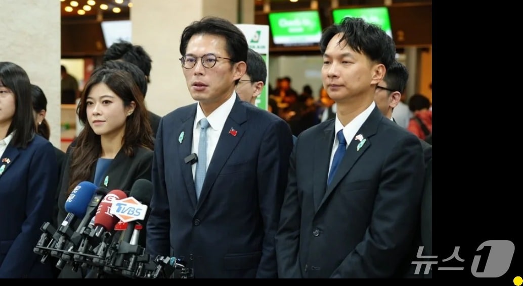 황궈창 대만 민중당 주석이 25일 타이베이 쑹산공항에서 취재진들의 질문에 답하고 있다. (대만연합신문망 갈무리)