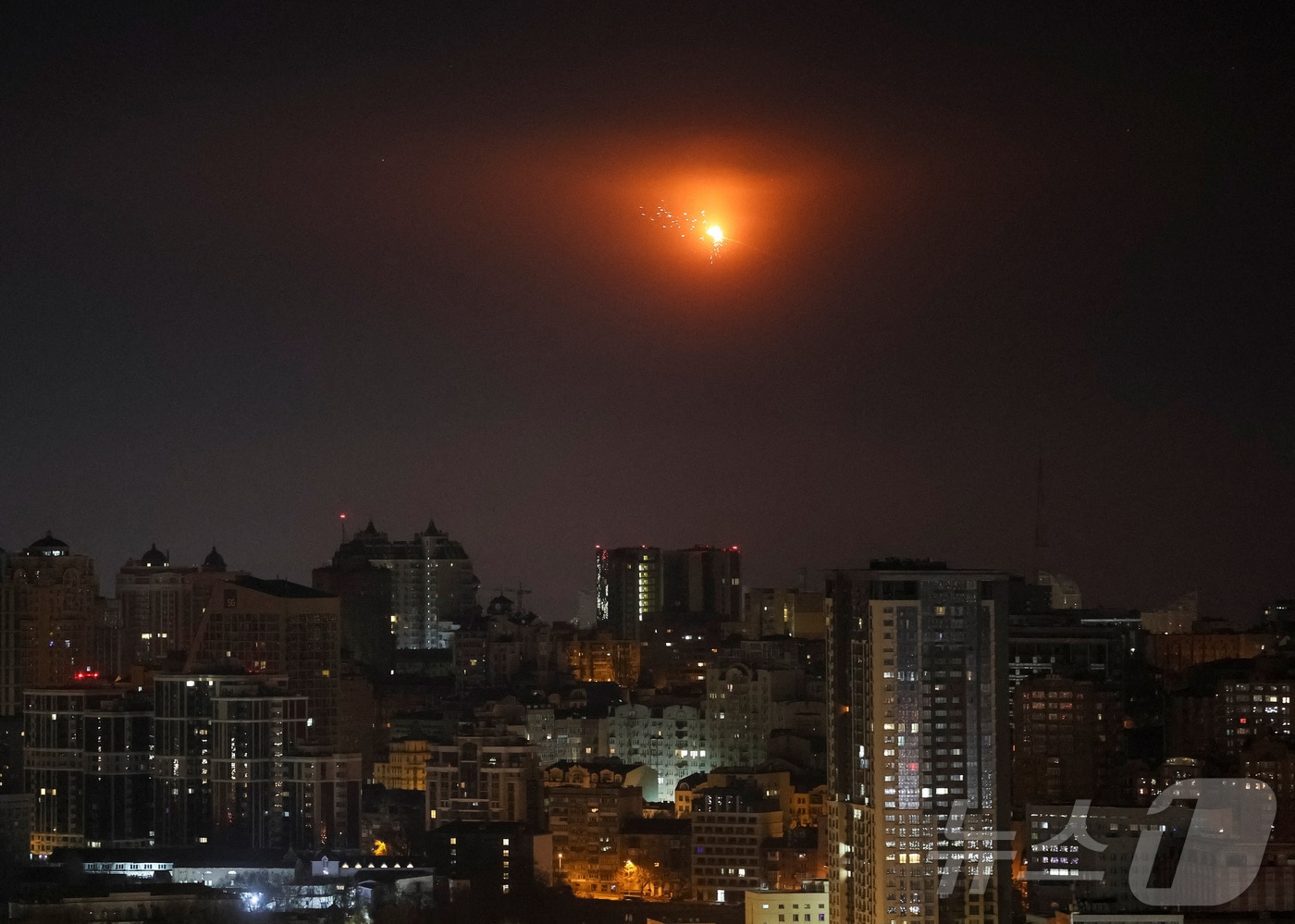 25일&#40;현지시간&#41; 우크라이나 키이우에서 러시아 미사일과 드론 공격으로 도시 상공에서 러시아 드론이 폭발하는 모습 2025.11.25. ⓒ 로이터=뉴스1 ⓒ News1 이정환 기자