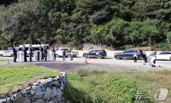 지난달 15일 김해시 진영읍에서 열린 김해 화포천 습지 과학관 개관식에서 행사 관계자들이 황사를 방사하고 있다.(김해시 제공. 재판매 및 DB금지)