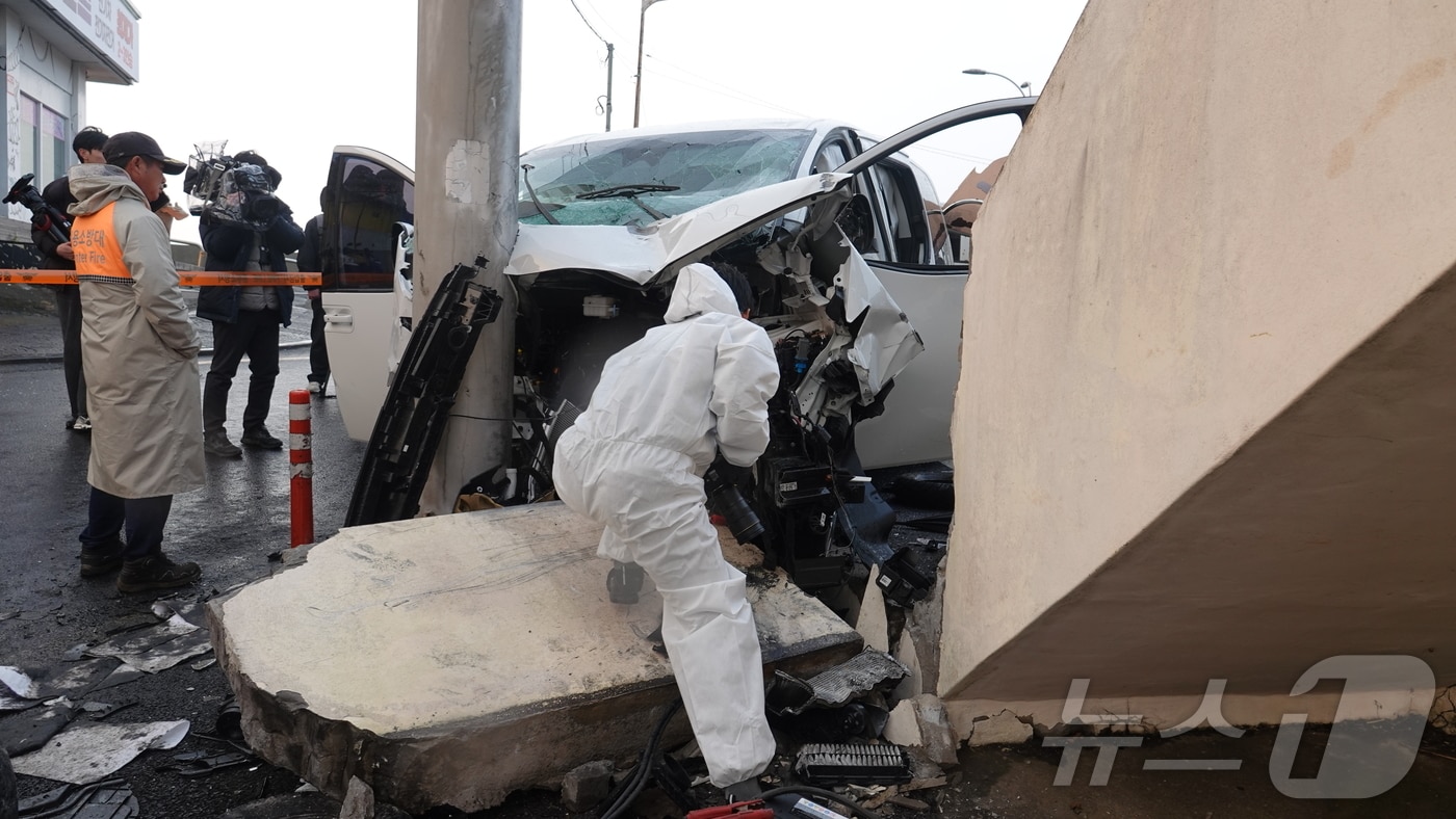 25일 제주경찰청과 도로교통공단, 국립과학수사연구소 제주분원 등이 전날 제주시 우도면 천진항 인근에서 발생한 승합차 돌진사고 현장에서 합동 감식을 진행하고 있다.(독자 제공. 재판매 및 DB 금지)/2025.111.25/뉴스1 2025.11.25/뉴스1 ⓒ News1 강승남 기자