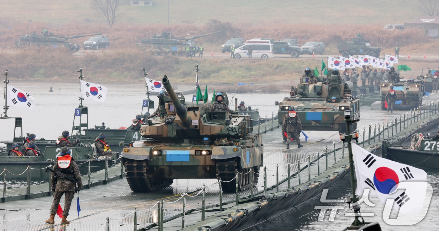 25일 경기 여주시 남한강 일대 훈련장에서 호국훈련의 일환으로 실시한 도하훈련에서 육군 제7공병여단 장병들과 제8기동사단 장병들이 부교 도하 훈련을 하고 있다.(자료사진) 2025.11.25 ⓒ 뉴스1 김영운 기자