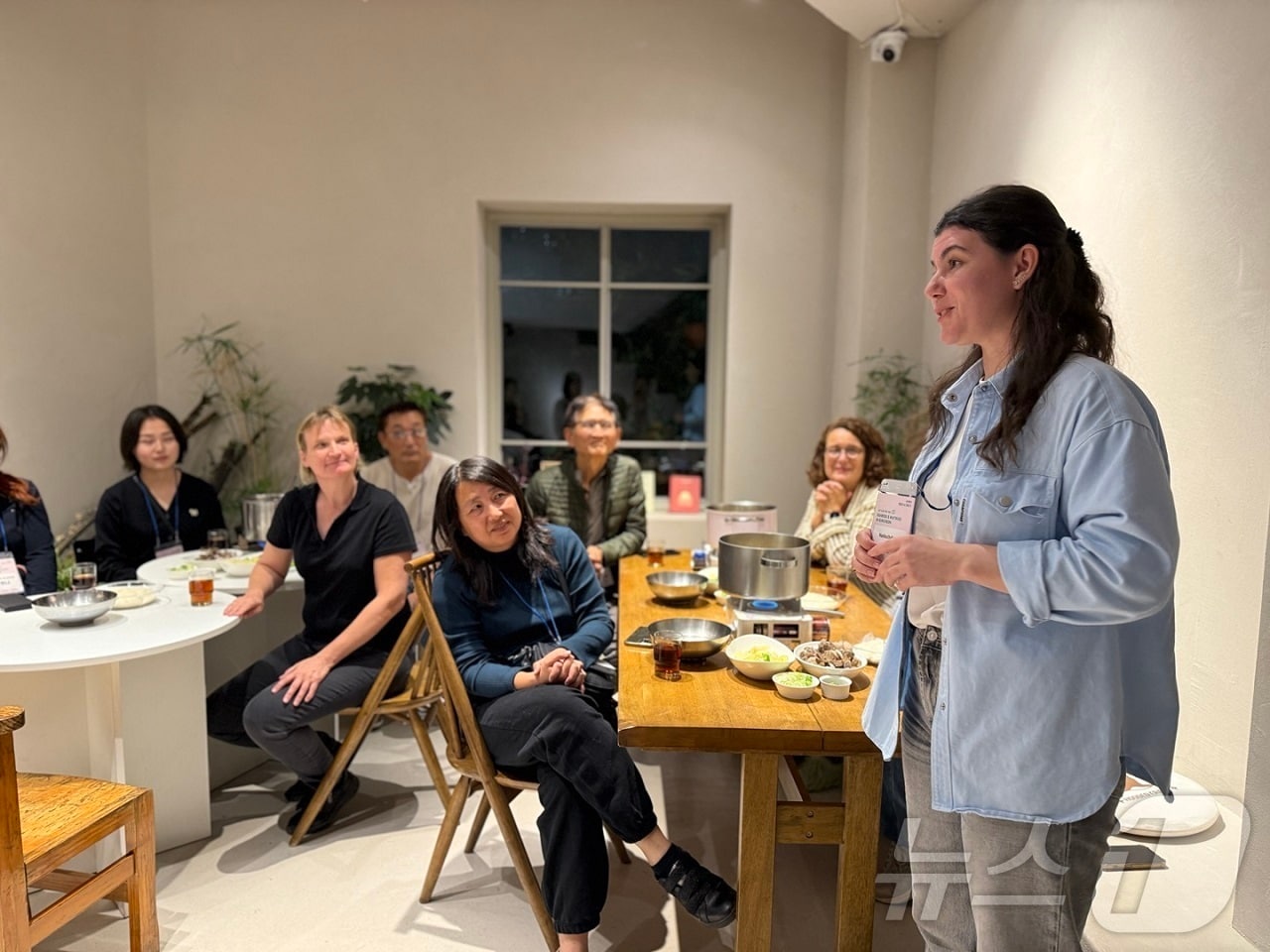 전남 순천시가 추진하는 체류형 숙박 프로그램 &#39;쉴랑게&#39;에 참여한 외국인 관광객들이 대화를 나누고 있다. &#40;순천시 제공. 재판매 및 DB금지&#41; ⓒ News1